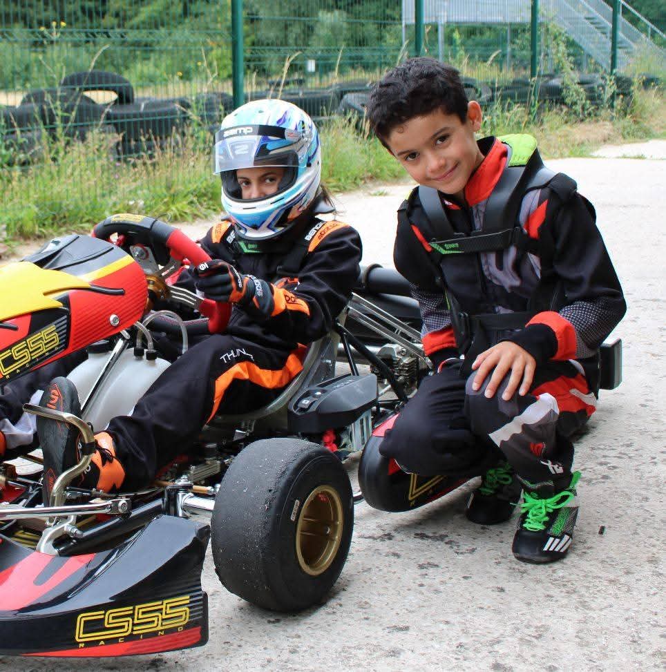 Lara et Aaron près de leurs karts